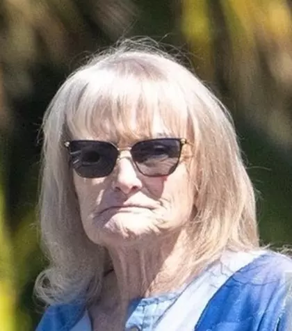 Imaginea momentului! O recunoști? Femeia care a zguduit showbizul anilor ‘90, odinioară adorată și invidiată, azi e judecată fără milă. E eroina unei mai controversate povești de iubire