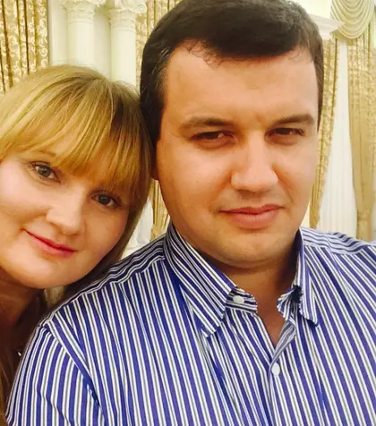 Cine e soția lui Eugen Tomac, femeie cu funcție importantă. Nu apare în social media, e discretă dar imaginile descoperite acum spun altă poveste. Apariții rare de la petrecerile familiei Băsescu