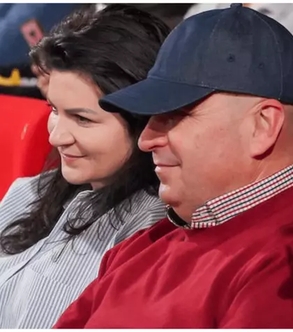 Gata, s-a aflat! Ce salariu frumușel are Ioana Fâșie, iubita lui Ilie Bolojan. Misterioasa brunetă nu este vedetă și nici nu trăiește din expunere publică