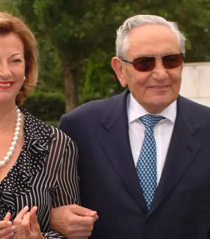 Dumnezeu să îi odihnească!  Acum sunt împreună, în eternitate! Poate nu îi știi după chip, dar numele lor e celebru în toată lumea! Și tu consumi produsul creat de această familie legendară! Imagini de la priveghiul regretatei doamne, lumea a stat la coadă