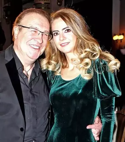 Trecutul neștiut al Alinei Cotabiță, văduva lui Gabriel Cotabiță, reținută într-un dosar de proxenetism! Imagini rare de la nuntă. Câți ani are, unde lucrează, și cum l-a abordat pe regretatul artist. Ea a făcut primul pas