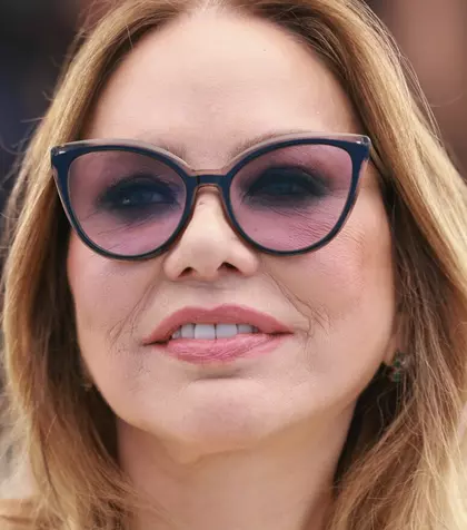 WOW! O recunoști pe legendara actriță? E acum în România! La 71 de ani sfidează timpul și spune: „Nu las bătrânețea să intre în mine!”.