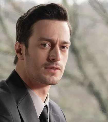 Feyyaz Şerifoğlu, protagonistul serialului &quot;Fata de la fereastră&quot;, în ipostaze de senzație în cea mai recentă ședință foto! Iată cum a fost surprins celebrul actor