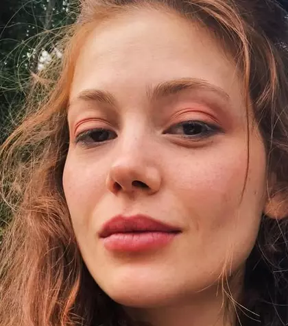 Cine este și câți ani are Eda Şölenci, actrița care joacă rolul Nalan Demirci, în serialul turcesc „Dragostea te va face să plângi”