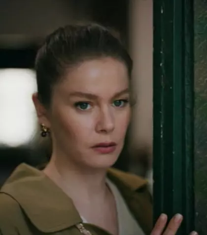 Rezumat episodul 40 „Fata de la fereastră”, difuzat în 1 decembrie la Kanal D: Feride află că Nalan și Hayri continuă să se vadă pe ascuns și pune la cale un plan să îi despartă