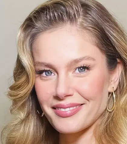 Burcu Biricik, actrița care joacă rolul principal Nalan în serialul &quot;Fata de la fereastră&quot;, schimbare spectaculoasă de look