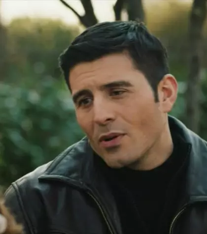 Rezumat episodul 70 „Fata de la fereastră”, difuzat în 13 ianuarie 2026 la Kanal D: Povestea se schimbă când Muzo află că Hayri este căsătorit și are două fiice. Îi va spune sau nu adevărul lui Nalan