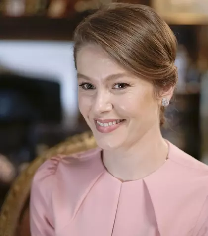 Burcu Biricik, actrița din &quot;Fata de la fereastră&quot;, afacere inedită împreună cu soțul său