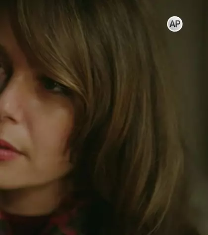 Rezumat episodul 59 „Fata de la fereastră”, difuzat în 26 decembrie la Kanal D: Nalan acceptă ca mama ei să doneze conacul unei fundații cu condiția să nu se mai întoarcă la Sedat