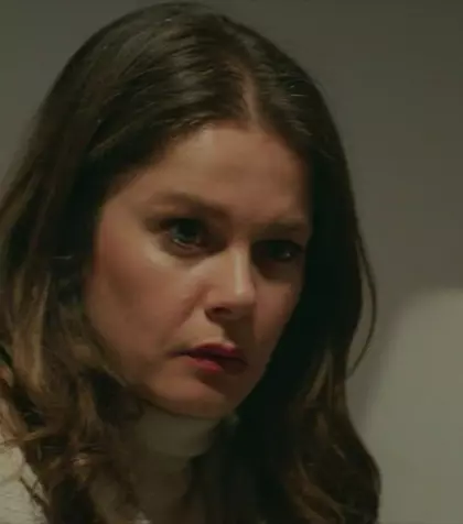 Rezumat episodul 74 „Fata de la fereastră”, difuzat în 19 ianuarie 2026 la Kanal D: Nalan îl confruntă pe Hayri, iar acesta, drept răzbunare, alege să își părăsească familia