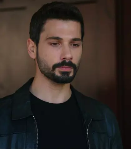 Deniz Can Aktaş, protagonistul serialului turcesc “Dragoste fără hotare”, schimbare spectaculoasă de look! Iată cum arată chipeșul actor în prezent