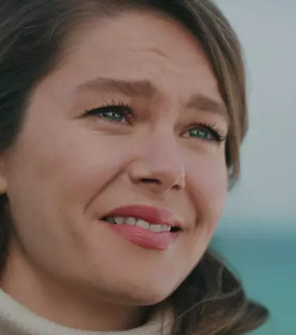 Burcu Biricik, protagonista serialului &quot;Fata de la fereastră&quot;, gest impresionant! Iată cum a fost surprinsă celebra actriță dincolo de platourile de filmare