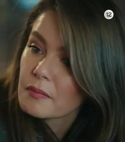 Rezumat episodul 32 „Fata de la fereastră”, difuzat în 19 noiembrie la Kanal D: Nalan pune piciorul în prag și o confruntă pe Cana spunându-i că știe de relația sa cu Sedat