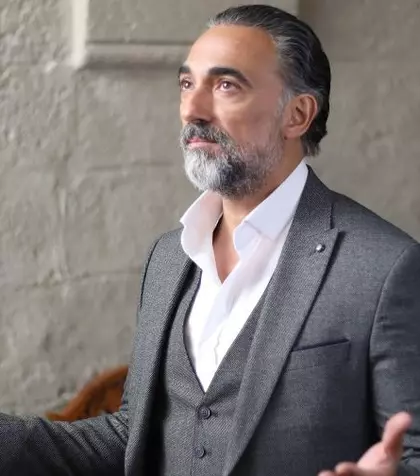 Selim Bayraktar, care joacă rolul Cevdet Yalcin în serialul turcesc „Dragostea te va face să plângi”, schimbare spectaculoasă de look! Iată cum arată celebrul actor în prezent