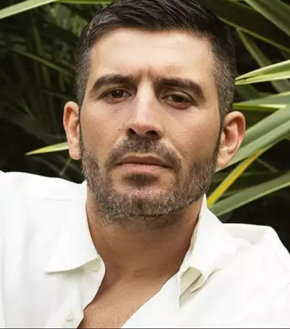 Cum arăta Cihangir Ceyhan, actorul care joacă rolul Hayri în serialul &quot;Fata de la fereastră&quot;, când a debutat pe platourile de filmare