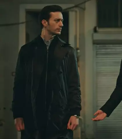 Rezumat episodul 20 „Fata de la fereastră”, difuzat în 3 noiembrie la Kanal D: Nalan încearcă să-l readucă pe Sedat acasă, iar Rafet își schimbă comportamentul față de ei