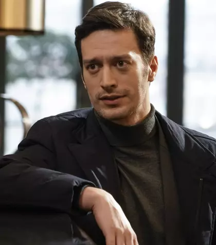 Feyyaz Şerifoğlu, actorul care joacă rolul principal Sedat în serialul &quot;Fata de la fereastră&quot;, schimbare uluitoare de look! Iată cum arată acesta în prezent