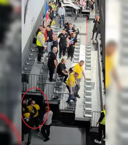 Imagini scandaloase la derby-ul din prima ligă! Suporter lovit cu pumnul de reprezentantul firmei de pază: clubul a vrut să scoată echipa de pe teren