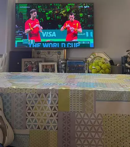 Detaliul din living prin care și-a lăsat mască fanii: „Să ai 50 de milioane în bancă, dar sufrageria ta să arate precum cea din casa bunicilor”