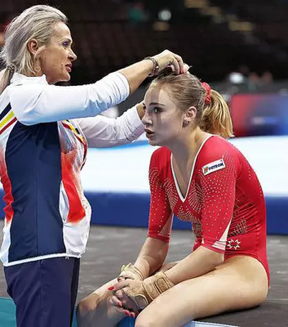 „Mami, nu mai pot!”. Filmări greu de privit cu Camelia Voinea în sală, în timp ce îşi abuzează verbal fiica