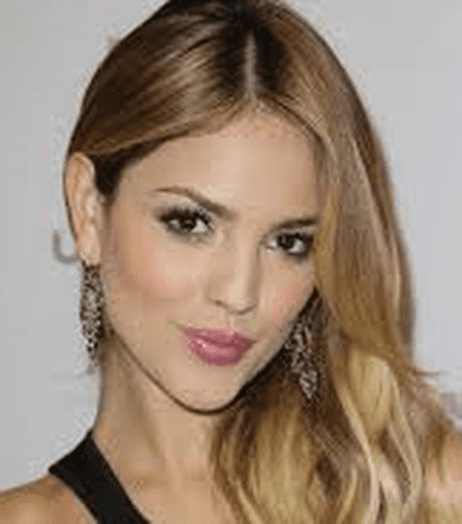 Eiza Gonzalez s-a transformat într-o vampiriţă sexy