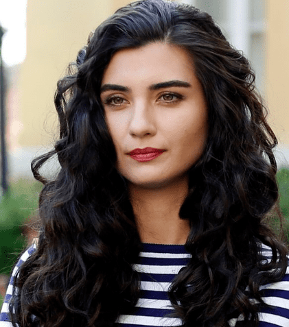 Tuba Büyüküstün revine la tv în serialul „Dragoste de contrabandă”