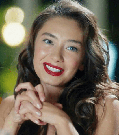 FOTO. Neslihan Atagül, prima poza de promovare a noului ei serial