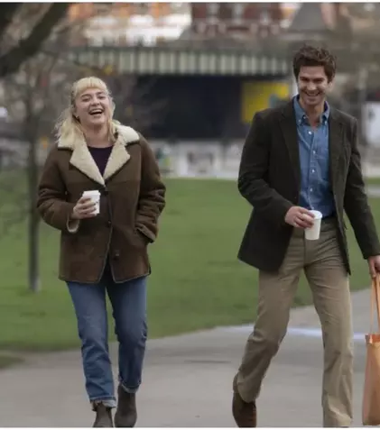 Filmul „E timpul să iubești” a ajuns în cinematografe. Ce știm despre noua peliculă cu Florence Pugh și Andrew Garfield