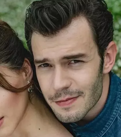 Cemre Baysel și Aytaç Şaşmaz s-au despărțit după patru ani de relație. Ce mesaje cu subînțeles și-au transmis pe Instagram