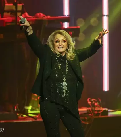 Bonnie Tyler a ieșit din comă, dar rămâne la terapie intensivă după o operație de urgență. Vești de ultimă oră despre artistă