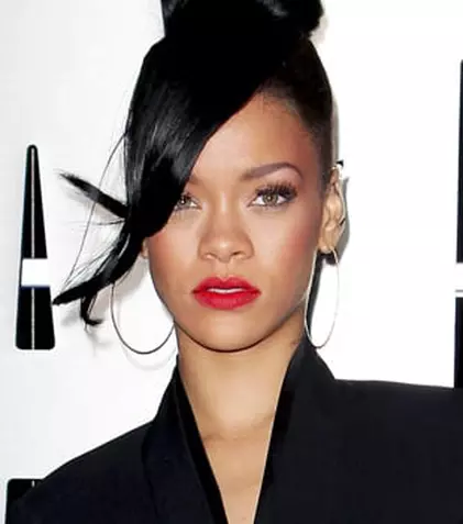 Rihanna vrea să fie contactată de bunica ei moartă