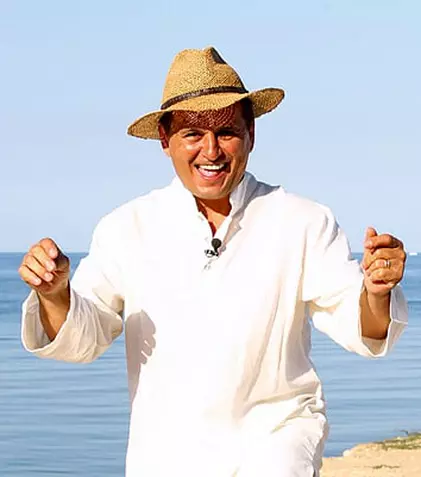 Nea Mărin fugăreşte vedetele pe plajă la Mamaia