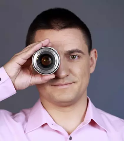 George Buhnici jonglează cu 5 telefoane