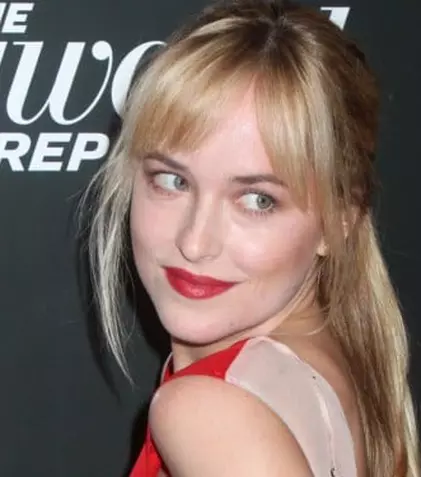 Dakota Johnson are o viaţă amoroasă interesantă