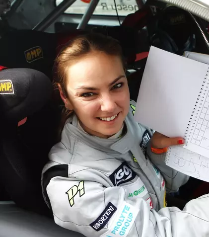 Roxana Ionescu vrea să devină pilot de curse