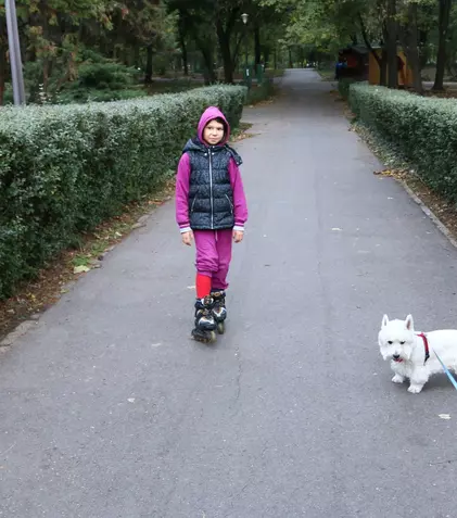 Maia, fetița lui Teo Trandafir, pasionată de role și patine 