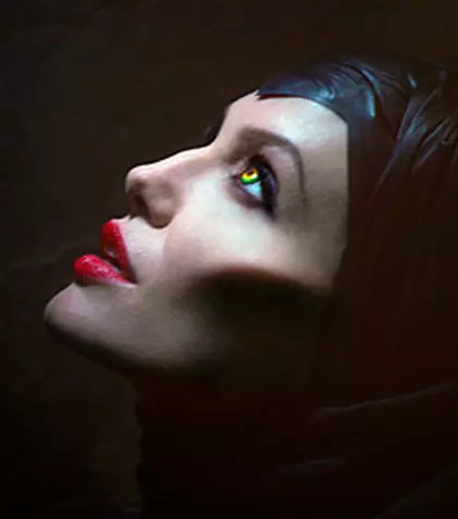 Angelina Jolie, în rolul vrăjitoarei din "Frumoasa din pădurea adormită"