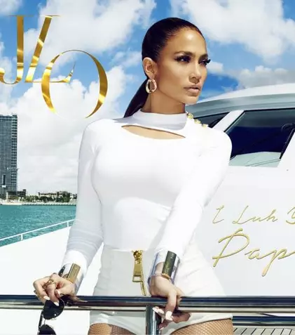 Jennifer Lopez, înconjurată de bărbaţi frumoşi în cel mai recent clip