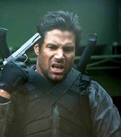 Manu Bennett dă din casa ”Arcașului”