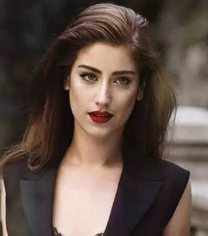 Actrița Hazal Kaya, din serialul „Povestea noastră”, anunţă numele viitorului ei bebeluş