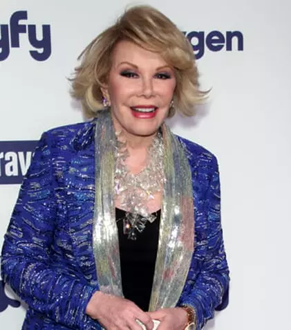 Medicii şi-au făcut selfie-uri cu Joan Rivers când era inconştientă