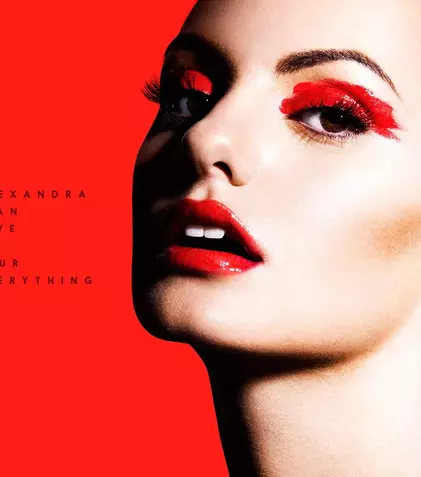 Alexandra Stan a lansat videoclipul "Give Me Your Everything"