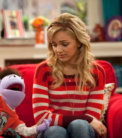 Disney Channel difuzează, în premieră, un nou serial. În distribuție este și o româncă
