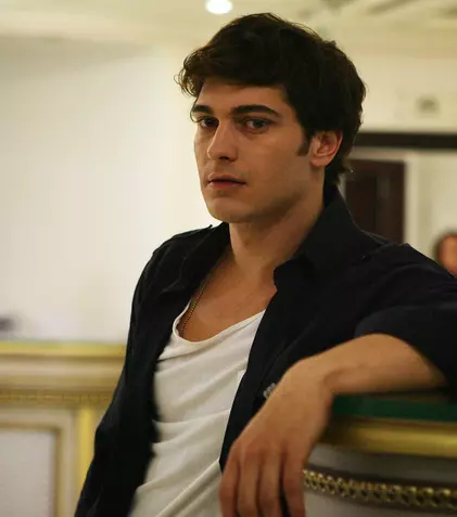 Çağatay Ulusoy e timid când trebuie să se sărute în seriale