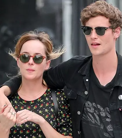 Dakota Johnson s-a despărțit de iubit înainte de lansarea „50 Shades of Grey"