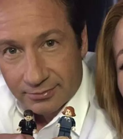 Gillian Anderson lansează o campanie pentru „LEGO X-Files”