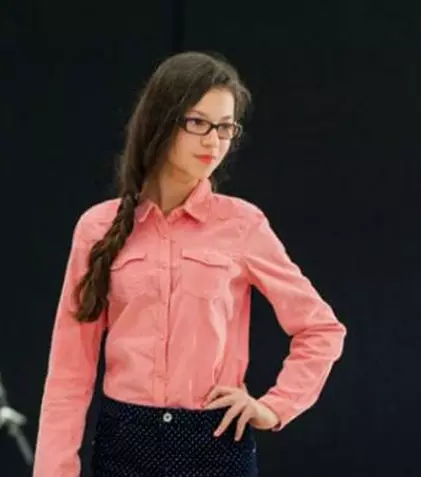 O recunoașteți? Cleopatra Stratan invitată la „Deschis la distracție”