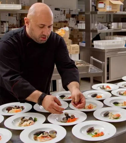 Chef Cătălin Scărlătescu pleacă într-un turneu culinar