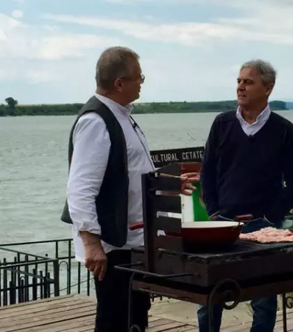 „Politică şi delicateţuri”, ca de la poet la... poet