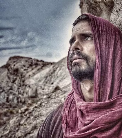 Îl recunoaşteţi? Julian Gil îl interpretează pe Iisus Hristos